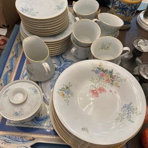 Fine China!! Set of 8 - except for one missing dinner plate.